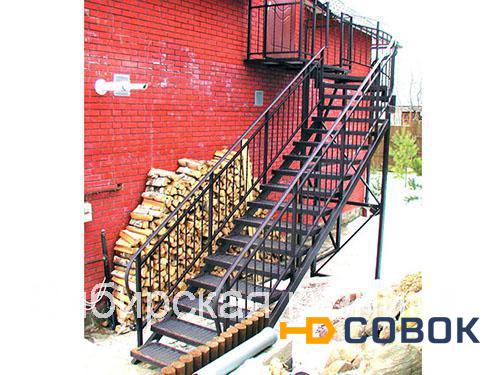 Фото Металлическая уличная лестница для частного дома