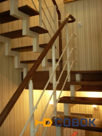 Фото Лестница на металлокаркасе (на косоурах)