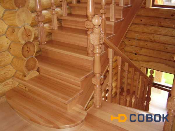 Фото Лестницы из лиственницы на деревянных тетивах