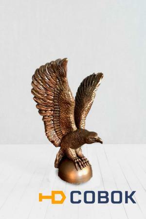 Фото Скульптура орла на шаре в античной бронзе