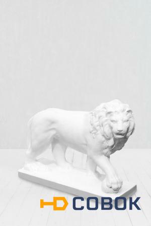 Фото Скульптура льва с шаром в белом цвете