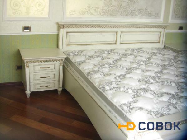 Фото Двуспальная кровать деревянная