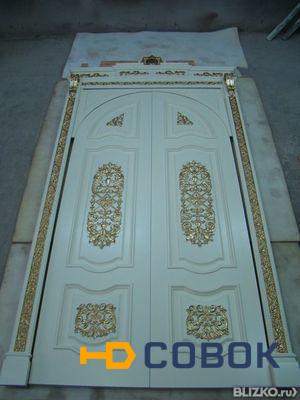 Фото Межкомнатная распашная дверь из мдф покрытого белой эмалью с золотой патино