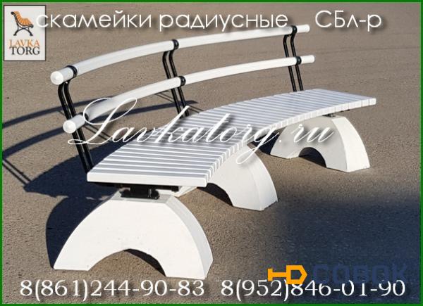 Фото Радиусные скамейки из лиственницы на бетоне
