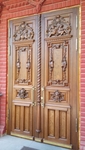 фото Входная дверь из массива с резьбой