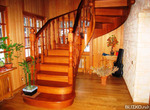 фото Лестницы из массива сосны с подиумными ступенями