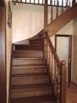 фото Лестницы из сосны на деревянных косоурах