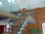 фото Лестницы на металлическом каркасе со стеклянным ограждением