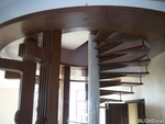 фото Винтовая лестница на второй этаж на металлическом каркасе