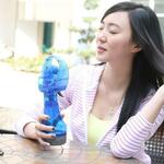 фото Портативный ручной вентилятор с пульверизатором Water Spray Fan голубой