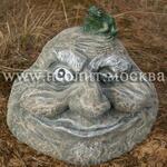 фото Садовая фигура Камень с лягушкой