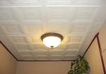 фото Монтаж клеевой плитки на потолок