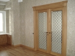 фото Деревянная дверь со стеклом из массива дуба