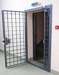 фото Двери в комнату административно-задержанных с оргстеклом КАЗ 900Х2100